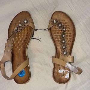 Brown burlap flower sandals with pearls